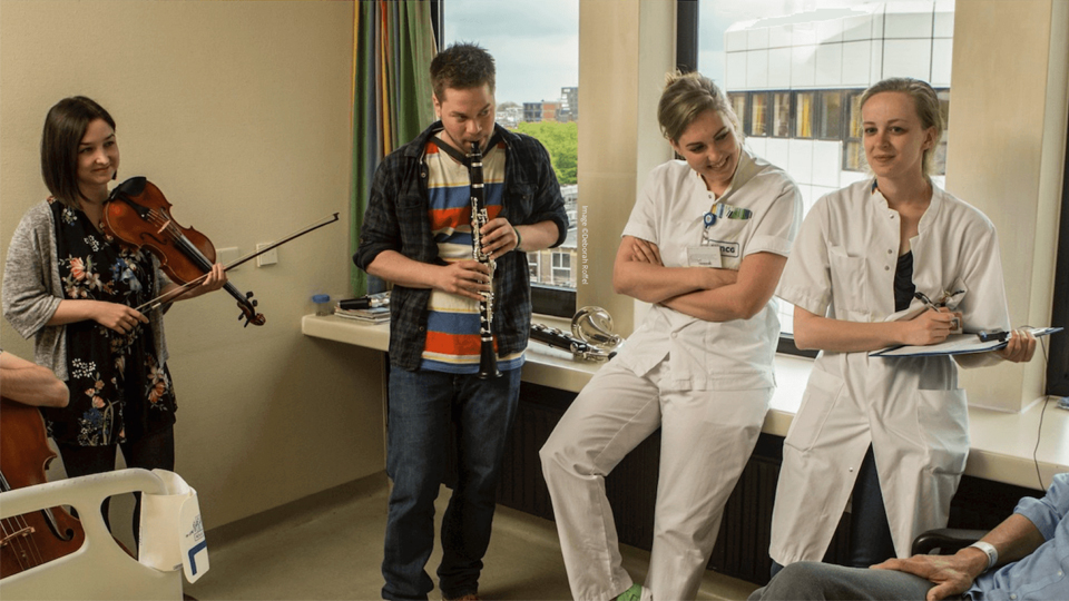 Musicians and medical professionals in a hospital room as part of the ProMiMiC project